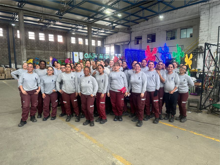 Adiós a los alumbrados de figuritas de Disney y que se burlaban de las tradiciones de la familia antioqueña. Vuelven los Alumbrados tradicionales Navideños en Medellín 2024 Una Fiesta de Luz para toda la familia 4 Artesanas