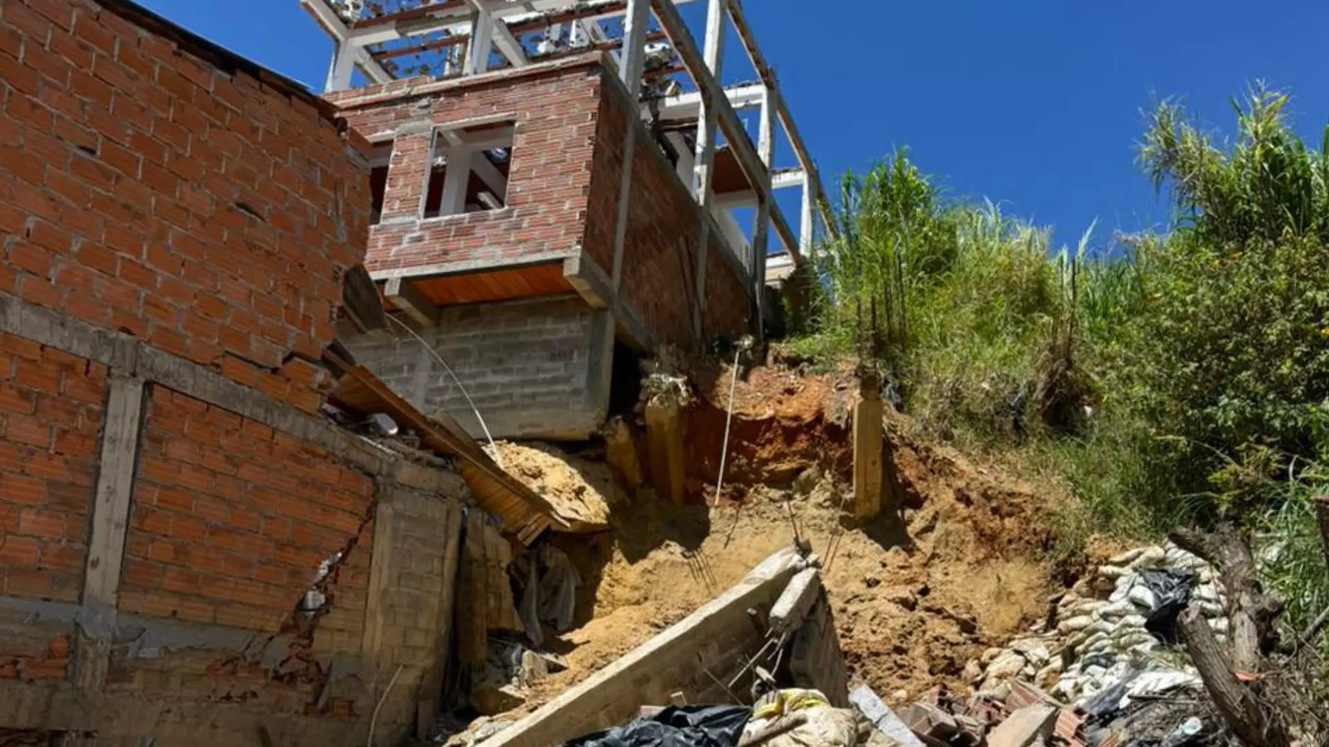 Colapso de una casa en San Cristóbal puso en alerta a toda la comunidad, evacuación preventiva de la Alcaldía de Medellín evitó una tragedia mayor 2 Deslizamiento en San Cristobal deja una casa colapsada y seis en riesgo