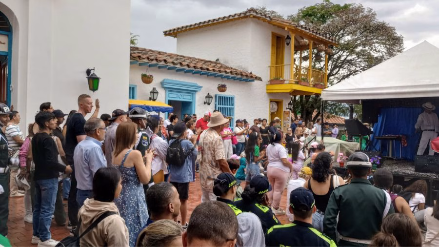 El Pueblito Paisa se prepara para recibir todos los visitantes y turistas en la Feria de las Flores, más de 4.600 plantas lo transforman 4 El Pueblito Paisa Medellin