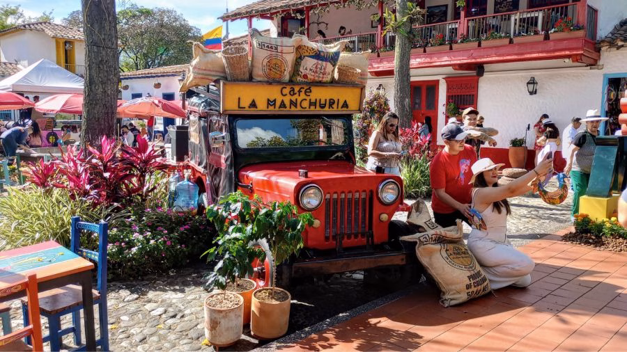 El Pueblito Paisa se prepara para recibir todos los visitantes y turistas en la Feria de las Flores, más de 4.600 plantas lo transforman 3 El Pueblito Paisa se prepara para recibir todos los visitantes y turistas en la Feria de las Flores