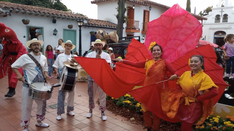 El Pueblito Paisa se prepara para recibir todos los visitantes y turistas en la Feria de las Flores, más de 4.600 plantas lo transforman 6 Eventos en el pueblito paisa de medellin
