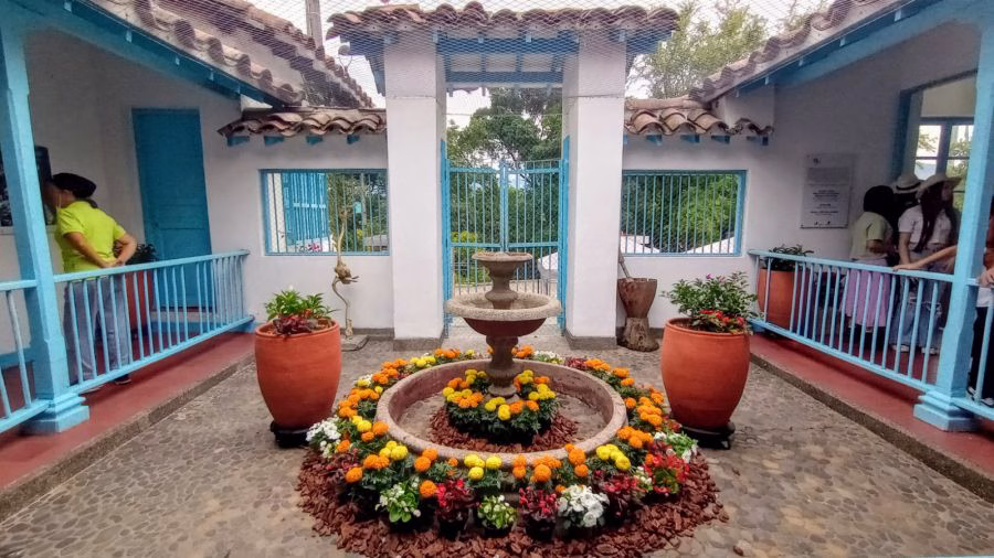 El Pueblito Paisa se prepara para recibir todos los visitantes y turistas en la Feria de las Flores, más de 4.600 plantas lo transforman 2 Feria de las flores en el pueblito paisa de medellin