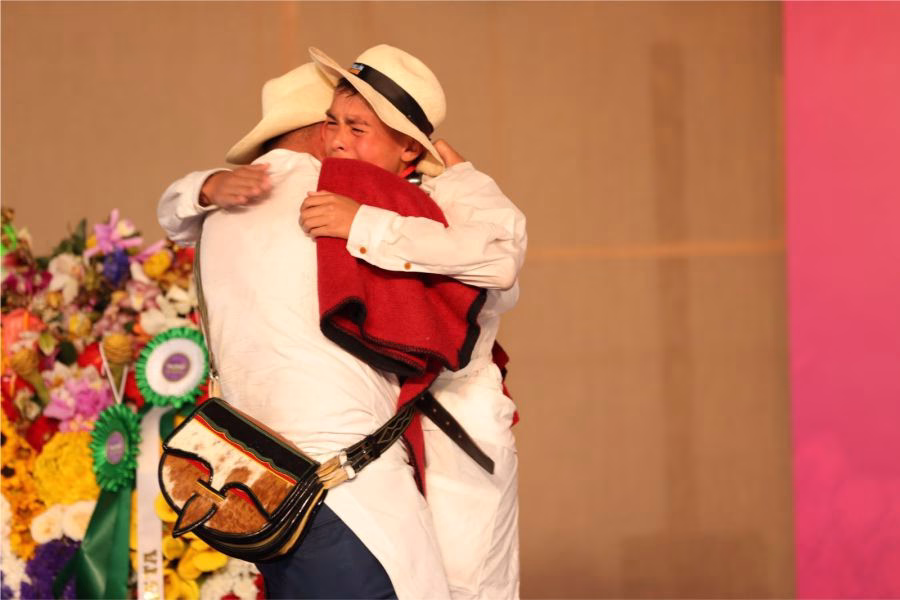 El emocionante momento de la premiación de los silleteros y el triunfo de Juan Pablo Sánchez como ganador absoluto en el Desfile de Silleteros 2025 2 Momentos de la premiacion de los silleteros