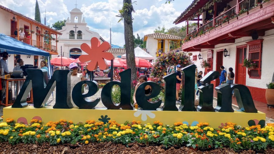 El Pueblito Paisa se prepara para recibir todos los visitantes y turistas en la Feria de las Flores, más de 4.600 plantas lo transforman 5 Pueblito Paisa De Medellin