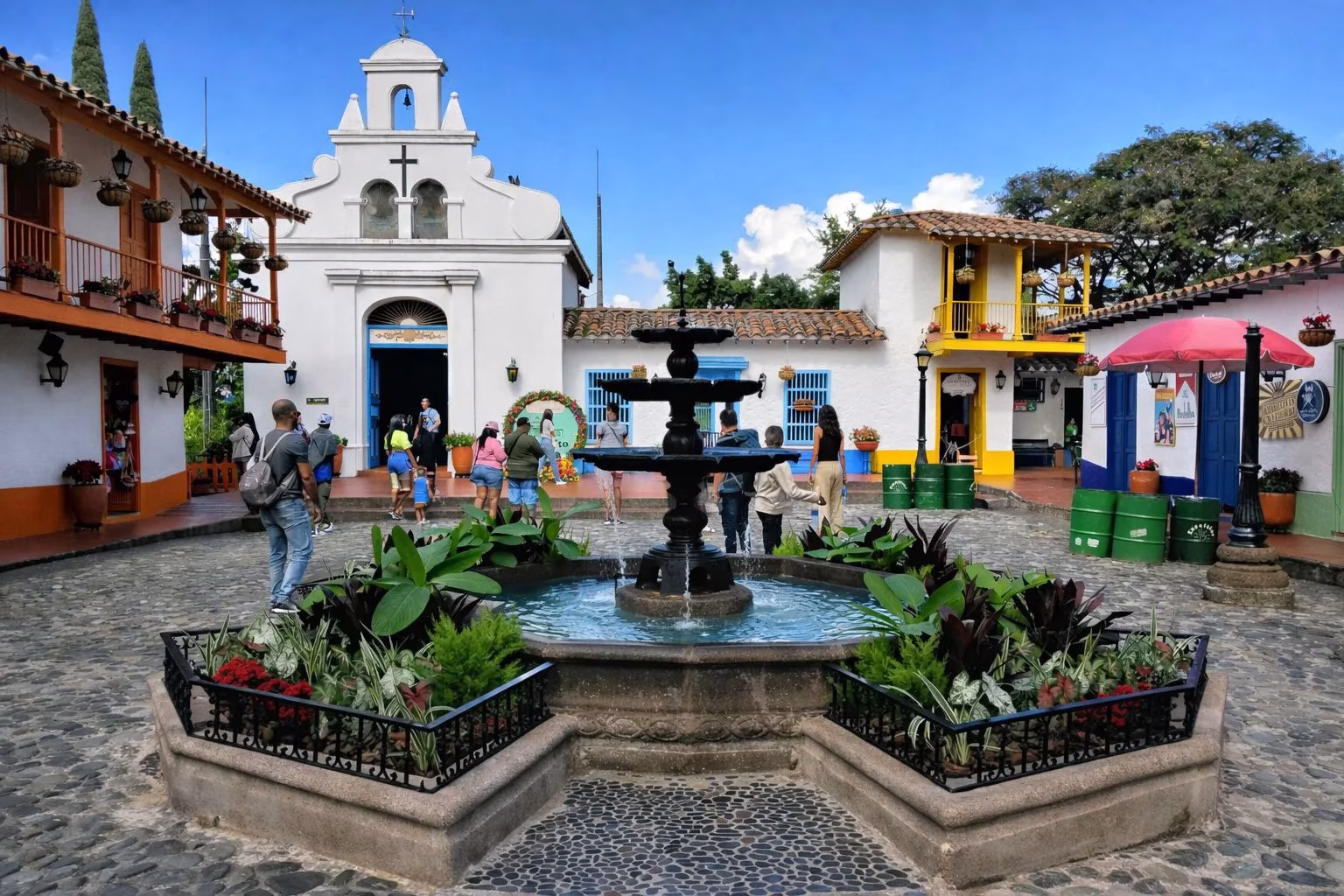 El Pueblito Paisa estrena dos rutas turísticas: cultura viva y un museo a cielo abierto en el Cerro Nutibara 2 Pueblito Paisa en Medellín con nuevas rutas turísticas culturales y de esculturas