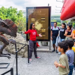 Personas disfrutando actividades culturales gratis en Medellín durante Semana Santa en museos y espacios patrimoniales