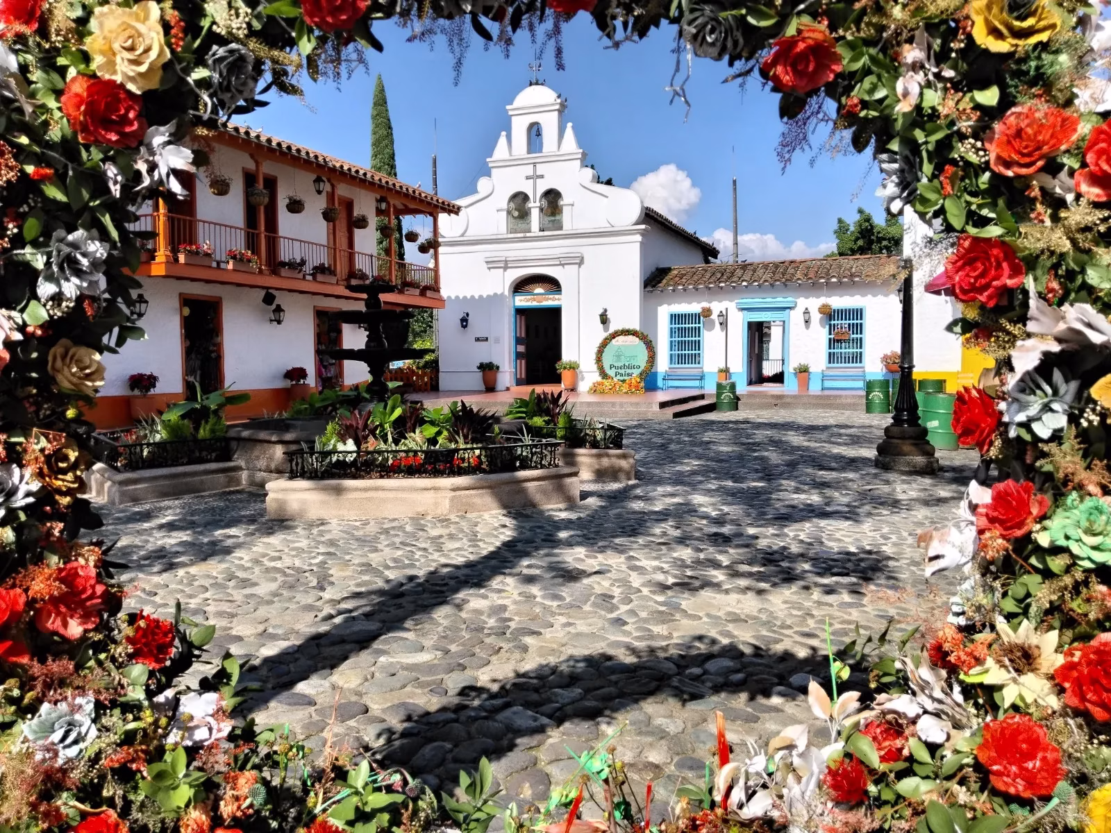 El Pueblito Paisa estrena dos rutas turísticas: cultura viva y un museo a cielo abierto en el Cerro Nutibara 3 Que nuevas rutas turisticas ofrece el Pueblito Paisa