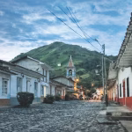 Calle colonial de un pueblo antioqueño que representa las fiestas y tradiciones de Antioquia