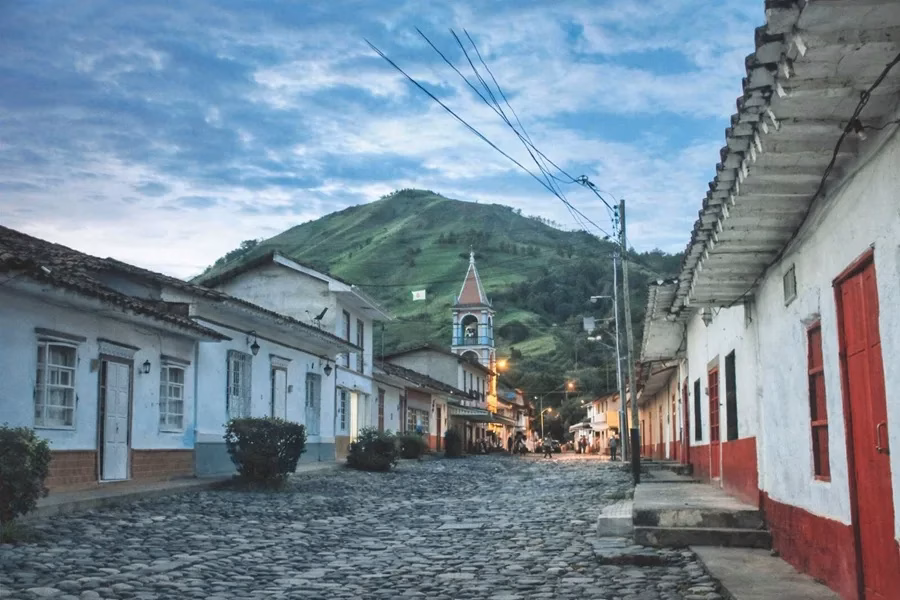 Calle colonial de un pueblo antioqueño que representa las fiestas y tradiciones de Antioquia