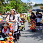 Niñas y niños participando en el Desfile de Silleteritos 2026 en Santa Elena