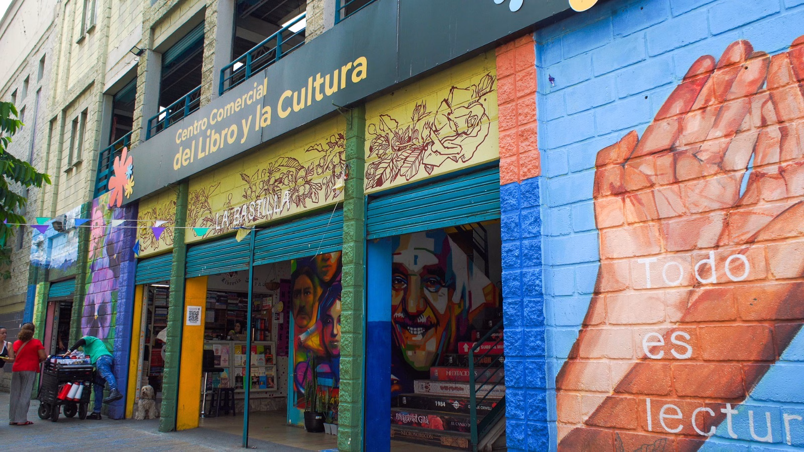 Feria de Cultura y Libros de La Bastilla en el Centro de Medellín