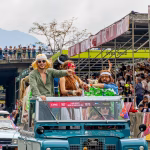 Ciudadanos consultando cómo inscribirse para las graderías de los desfiles de la Feria de las Flores 2026 en Medellín