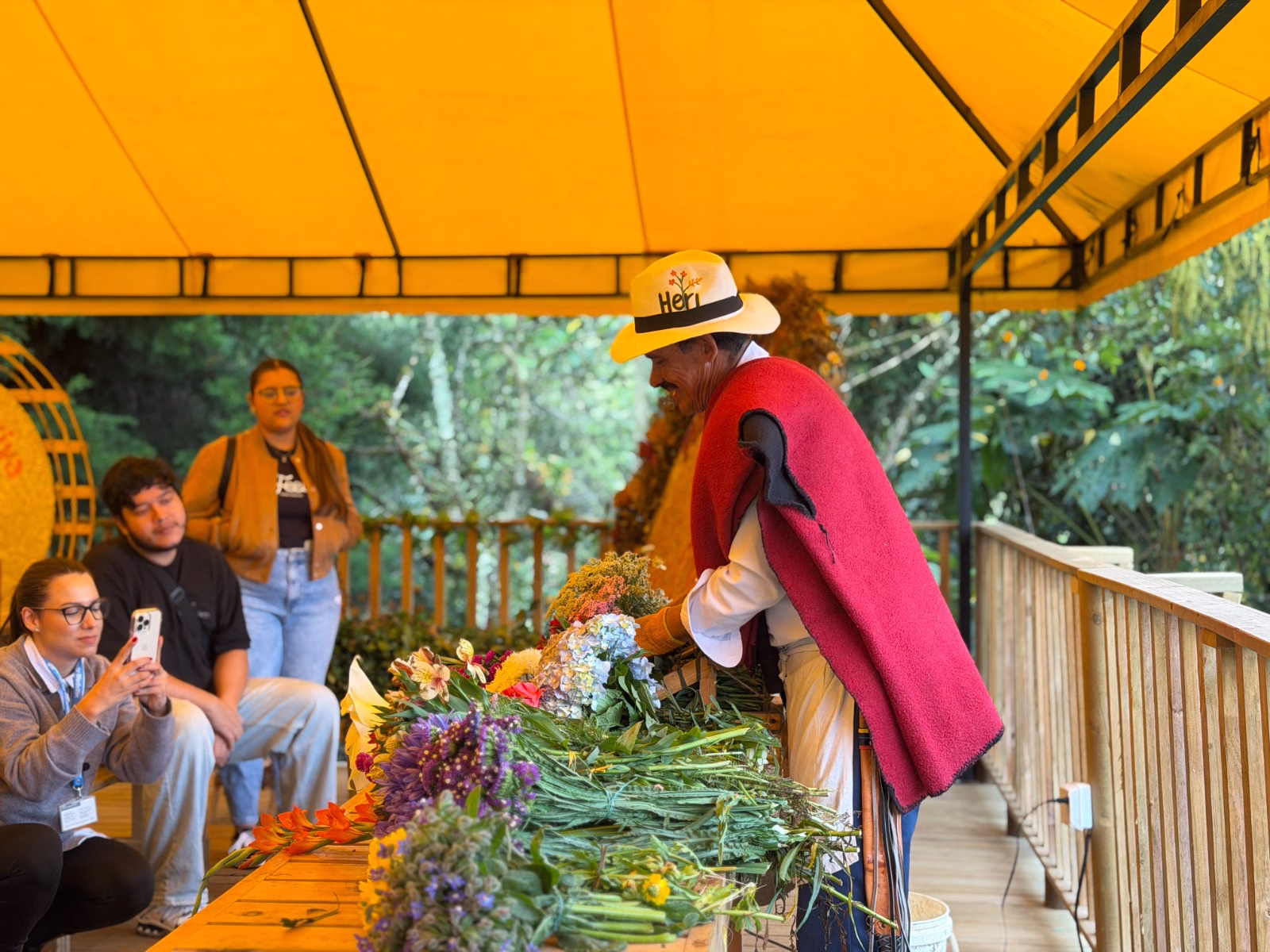Familia silletera de Santa Elena trabajando entre flores para preservar la cultura silletera en Medellín